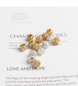 Vue macro de perles d'espacement pavées de cristaux dorés et argentés pour bijoux DIY