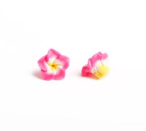 Détail de breloques de frangipanier en pâte polymère rose et blanc pour bijoux DIY