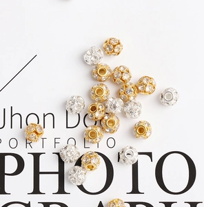 Détail macro de perles boules en zircone or et argent pour création de bijoux DIY