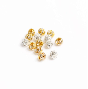 Détail des perles strass pavées or et argent pour la création de bijoux DIY à la main