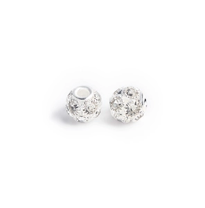 Macro de deux perles rondes argentées avec strass étincelants pour bijoux à faire soi-même