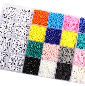 Vue détaillée d'un coffret 24 cases avec des perles alphabet et perles de rocaille DIY