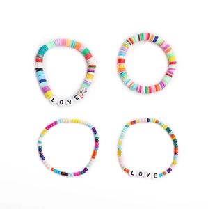 Détail de quatre bracelets faits main avec perles Heishi colorées et lettres LOVE d'été