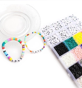 Détail de perles en argile polymère et lettres pour kit de création de bracelets DIY
