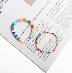 Gros plan de perles Heishi arc-en-ciel et perles de lettres LOVE pour bracelets