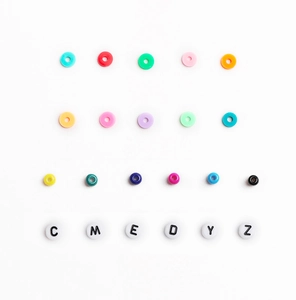 Détail de perles en argile colorées et perles de lettres rondes en acrylique pour bijoux DIY