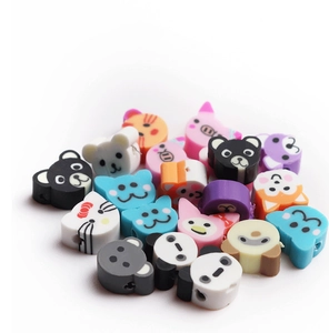 Vue macro de perles en pâte polymère en forme d'animaux pour bijoux DIY et artisanat