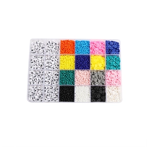 Kit bijoux DIY 24 cases avec perles lettres, perles de rocaille et disques Heishi argile