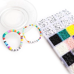 Kit de création bijoux DIY avec perles en argile colorées et perles lettres en boîte 24 compartiments
