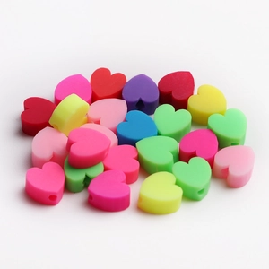Perles colorées en forme de cœur pour bijoux DIY avec des couleurs mates