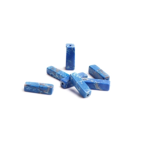 Makro-Detail von blauen Sodalith-Natursteinperlen in Rechteckform für DIY-Schmuckherstellung