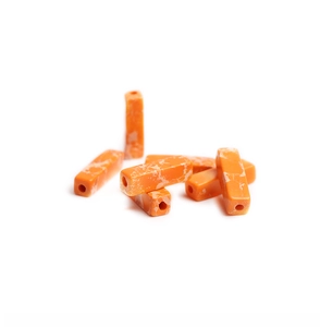 Nahaufnahme von orangefarbenen rechteckigen Natursteinperlen mit weißer Marmorierung für DIY