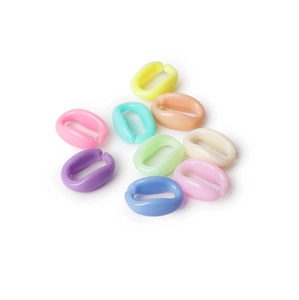 Πολύχρωμοι ακρυλικοί κρίκοι αλυσίδας macaron για κατασκευή κοσμημάτων DIY σε λευκό φόντο