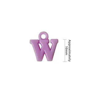 Dettaglio di un ciondolo a lettera W viola opaco con dimensioni di circa 10mm