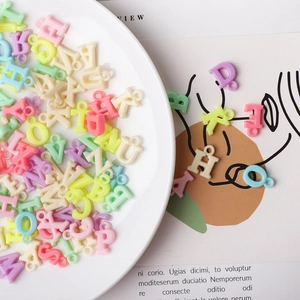 Ciondoli colorati a forma di lettere in acrilico per collane e bracciali DIY