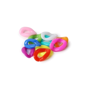 Nahaufnahme bunter Acryl-Kettenglieder für handgefertigte DIY-Armbänder und Halsketten