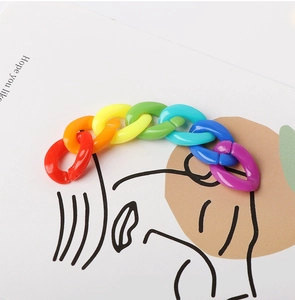 Nahaufnahme der Regenbogen-Acrylkettenglieder mit offenem Design für DIY-Schmuck
