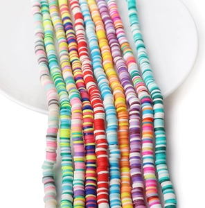 Dettaglio di perline Heishi colorate da 6mm per collane fai-da-te e bracciali fatti a mano