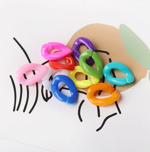 Makroaufnahme bunter Acryl-Kettenglieder für handgefertigten DIY-Schmuck und Bastelarbeiten