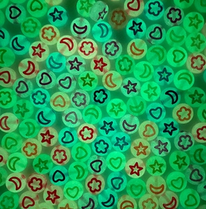 Gros plan de perles acryliques lumineuses avec motifs étoiles et lunes pour bijoux DIY