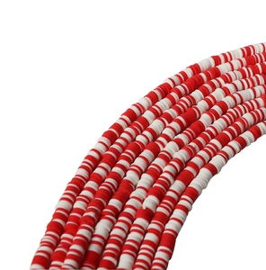 Dettaglio di perline heishi 6mm rosse e bianche in argilla polimerica per gioielli