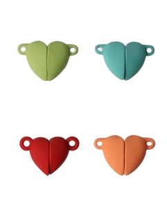 Dettaglio di chiusure magnetiche a cuore verdi, blu, rosse e arancioni per gioielli fai-da-te