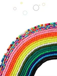 Regenbogenbogen aus bunten quadratischen Polymer-Ton-Perlen für DIY-Schmuck-Projekte