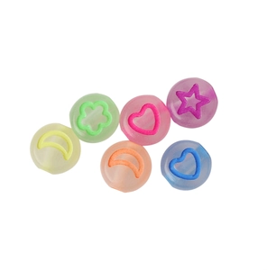 Détails de perles acryliques colorées en forme de lune et d'étoile pour DIY