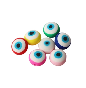 Vue macro de perles œil de démon colorées avec trous précis pour bijoux faits main
