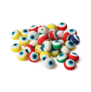 Gros plan de perles œil grec en pâte polymère colorée pour bijoux DIY