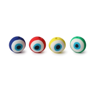 Détail de perles œil grec colorées en pâte polymère pour la création de bijoux