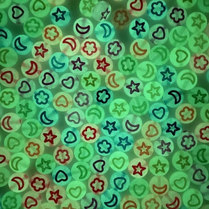 Perles lumineuses en acrylique avec étoile et lune pour bijoux DIY en vert fluo
