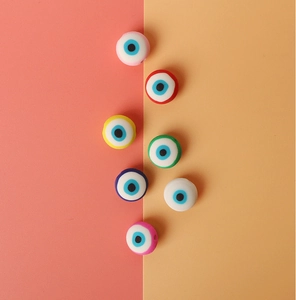 Gros plan de perles œil grec en pâte polymère pour la création de bijoux DIY