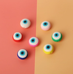 Gros plan de perles œil maléfique colorées en pâte polymère pour bijoux artisanaux