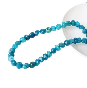 Nahaufnahme von unregelmäßigen pfauenblauen Natursteinperlen für DIY-Schmuck