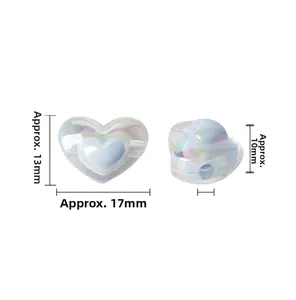 Detailansicht herzförmiger irisierender Acrylperlen mit Maßangaben 17mm x 13mm für DIY