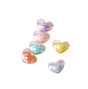 Makroaufnahme der Aurora Herz-Acrylperlen für DIY-Schmuck mit irisierendem Glanz