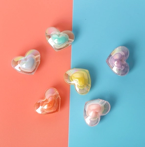 Makroaufnahme von 6 Macaron-Acryl-Herzperlen mit doppellagigem Schachteldesign