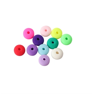 Vista macro de cuentas de arcilla polimérica de colores macaron para pulseras DIY