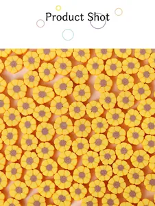 Gros plan de perles marguerites en pâte polymère jaune pour bijoux DIY et bracelets