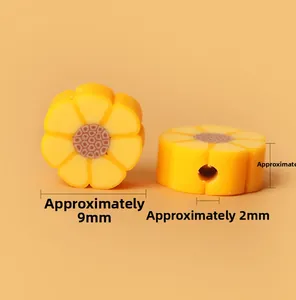Vue macro de perles tournesol jaunes de 9mm montrant les détails et le trou pour bijoux DIY