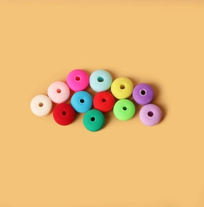 Cuentas de arcilla redondas y planas de colores para crear bisutería y collares DIY