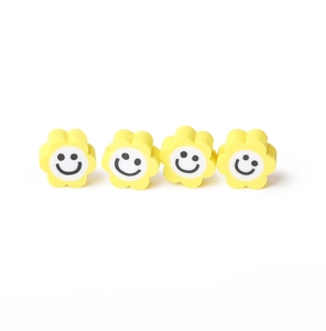 Gros plan de perles fleurs jaunes en pâte polymère avec visage souriant pour bijoux DIY