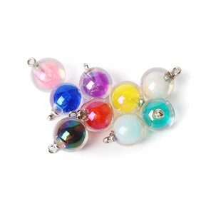 Détail macro de pendentifs boules en acrylique colorées pour bijoux DIY et colliers faits main