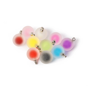 Détail de pendentifs en perles acryliques dépolies colorées avec boucles argentées pour bijoux DIY
