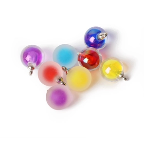Gros plan de perles acryliques dépolies et transparentes avec anneaux en métal argenté