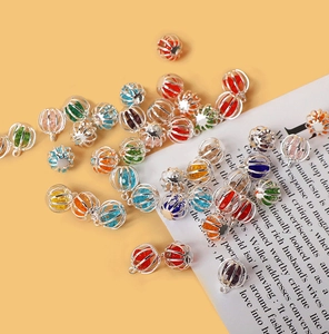 Makroaufnahme bunter Strass-Käfiganhänger für DIY-handgemachte Halsketten und Armbänder