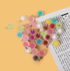 Détail macro de perles en acrylique dépoli multicolores avec anneaux pour bijoux DIY