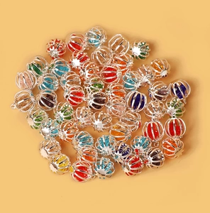 Nahaufnahme bunter Strass-Anhänger mit silbernen Metallrahmen für DIY-Schmuck