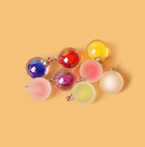 Gros plan de perles en acrylique colorées avec anneaux pour bijoux DIY